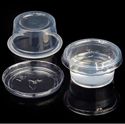 Eenmalige tassen met saus, proeven, drinken, dikke, heldere plastic tas met deksel